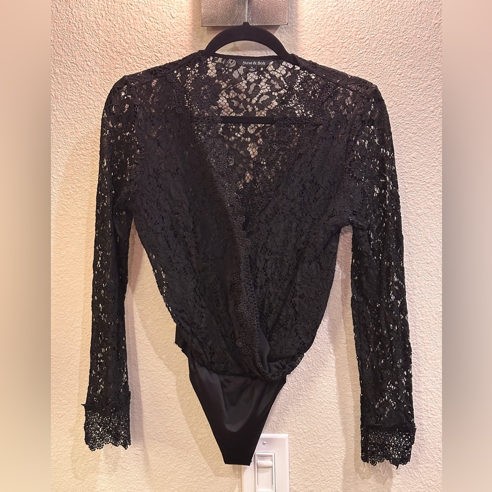 2/$10 or 3/$12 ❤️ Black Lace Longsleeve Bodysuit Size Small Snap Closure